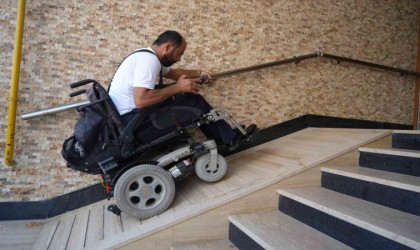 Tekerlekli sandalyeli vatandaşın engelli rampası ile imtihanı