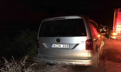 Uçurumda asılı kalan araçtan çıkmaya çalışırken 30 metre yükseklikten düştü