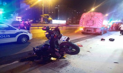 Üsküdarda motosiklet İBBnin yol temizleme aracına çarptı: 1 ağır 2 yaralı