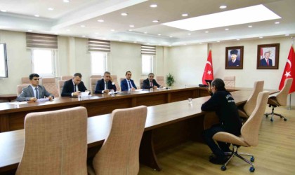 Vali Çiçek, halk gününde talepleri dinledi