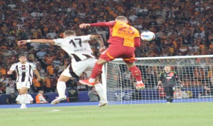 Victor Nelsson kırmızı kart gördü