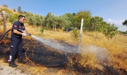 Yangın, itfaiyenin hızlı müdahalesiyle bahçeye sıçramadan söndürüldü