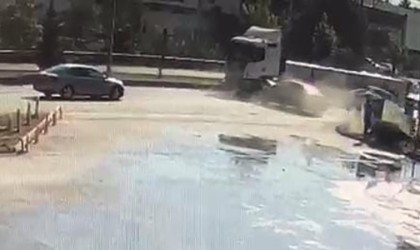 Zincirleme kaza kamerada: 2 yaralı