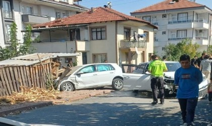 2 otomobil çarpıştı, 4 kişi yaralandı