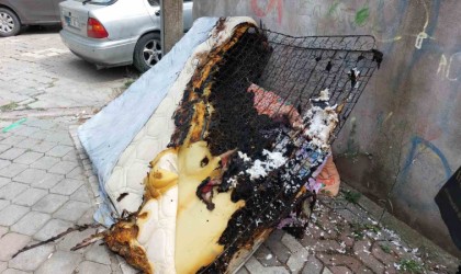 2.5 yaşındaki çocuk çakmakla yatağı yakıp annesine haber verdi