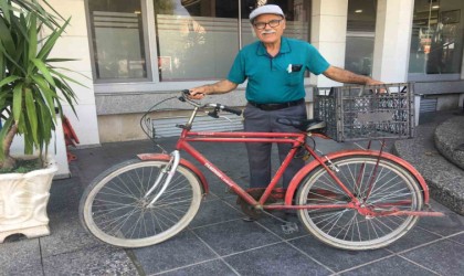 30 yıllık muhtar bisikletiyle vatandaşa derman oluyor