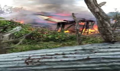 Ahşap ev yangında kül oldu