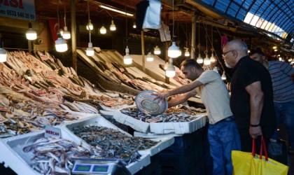Akdenizde av yasağının 15 Eylülde kalkmasıyla tezgahlarda balık bolluğu yaşanıyor