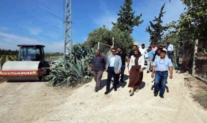 Akdenizin kırsal mahallelerinde yollar asfaltlanıyor