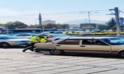 Aracı bozulan şoförün imdadına polisler yetişti