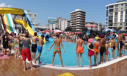 Atakumda çocuklara havuz jesti