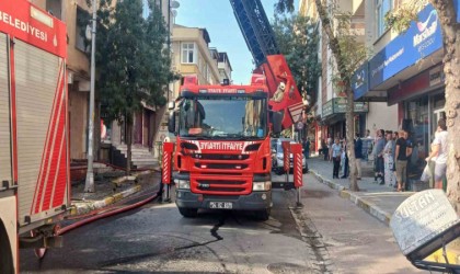 Avcılarda metruk binadan alevler yükseldi