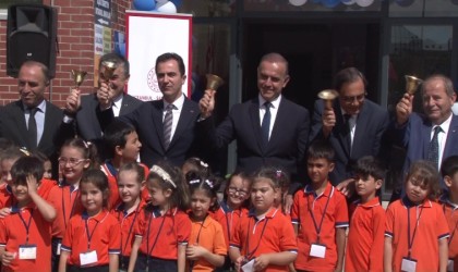 Başkan Alper Yeğin, okulun ilk gününde öğrencileri yalnız bırakmadı