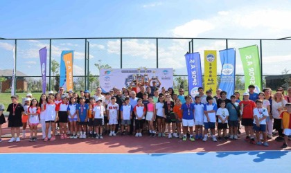 Başkan Büyükkılıç, Ulusal 12 Yaş Hafta Sonu Tenis Turnuvasında sporcularla buluştu