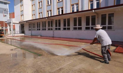 Başkan Kurnaz: “Okul bahçelerimizi temizleyerek yeni döneme hazırladık”