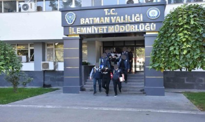 Batmanda sahte koruma kimlikli göçmen kaçakçısı yakalandı