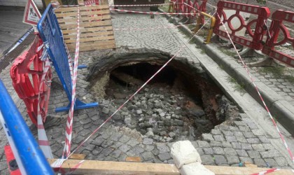 Beyoğlunda çöken yol güvenlik kamerasında