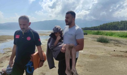 Botla göle açılan çocuklar, rüzgarda sürüklenince vatandaşlar tarafından kurtarıldı