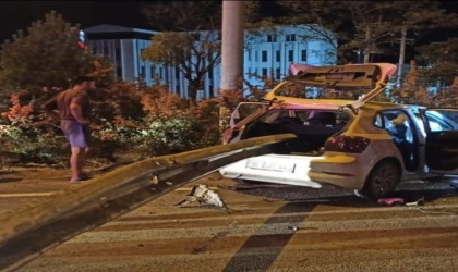 Bursada akıl almaz kaza: Bariyerlere ok gibi saplandı