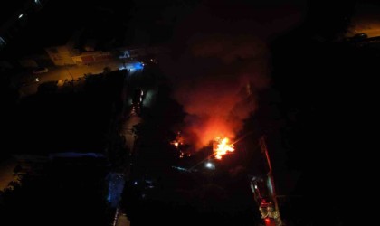 Bursada palet fabrikasında korkutan yangın: Alevler geceyi aydınlattı