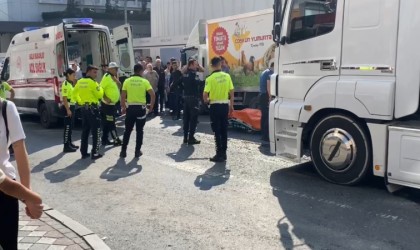 Camiden çıkan yaşlı adam tırın altında kalarak hayatını kaybetti