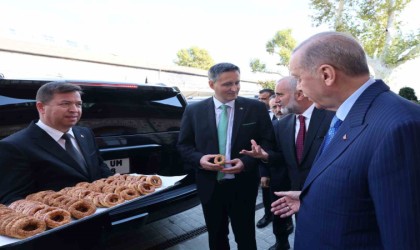 Cumhurbaşkanı Erdoğandan gazetecilere kandil simidi ikramı