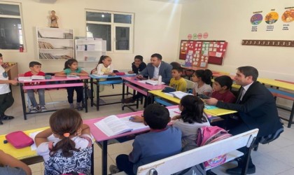 Dicle Kaymakamı Yurdagül, öğretmen ve öğrencilerle buluştu