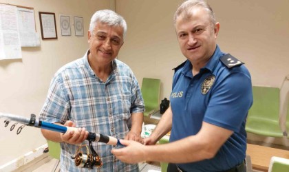 Emekli olan balık tutkunu polise meslektaşları olta hediye etti