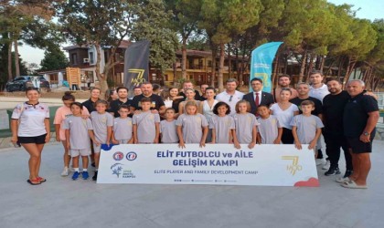 Ertuğrul Sağlam minik sporcu ve aileleri ile buluştu