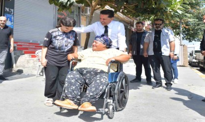 Esenyurtta sosyal medyadan tekerlekli sandalye isteyen vatandaşın talebi karşılandı