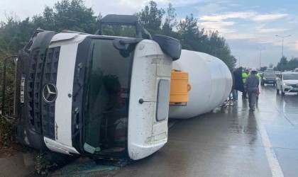 Eyüpsultanda seyir halindeki beton mikseri devrildi