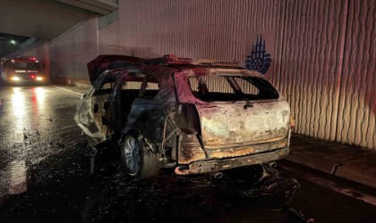 Florya E-5te yanan araç hurdaya döndü