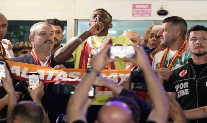 Galatasarayın yeni transferi Victor Osimhen, İstanbula geldi