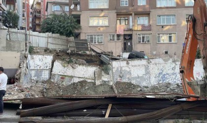 Güngörende inşaat çalışması sırasında istinat duvarı ve yol çöktü