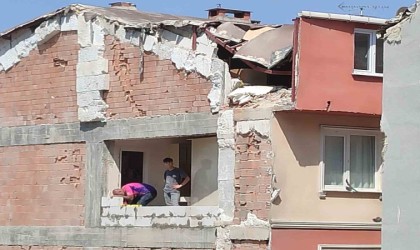 Güngörende yıkım sırasında yan binanın duvarı ve çatısı zarar gördü