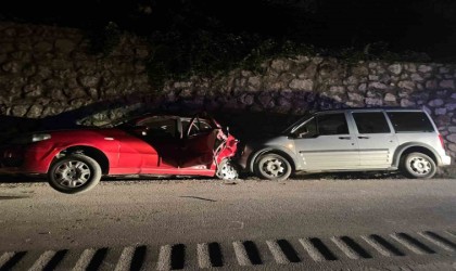 Hafif ticari araç otomobille çarpıştı: 4 yaralı