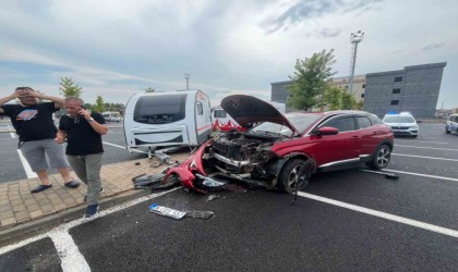 Hastane otoparkında park halindeki karavana çarptı