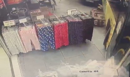 İETT otobüsünün gelinlik dükkanına girdiği anlar kamerada