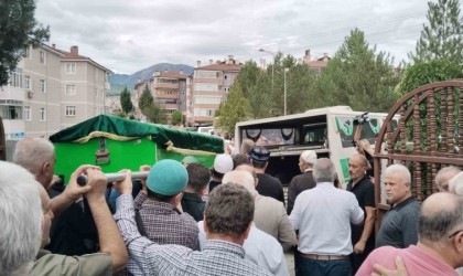 İlahiyatçı Mustafa Karataşın annesi son yolculuğuna uğurlandı