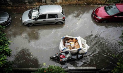 İstanbulda aniden bastıran sağanak vatandaşlara zor anlar yaşattı