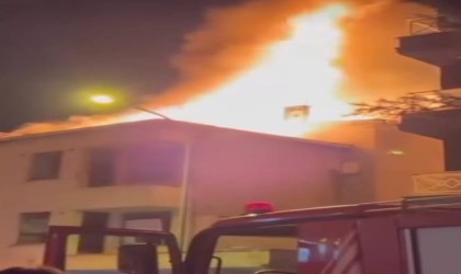 Kartal Metruk binanın çatısı alev alev yandı