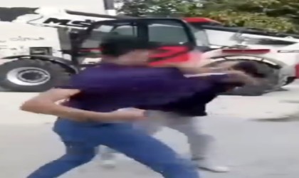 Kavga eden arkadaşlarını boks ringindeymiş gibi izleyip tezahürat ettiler