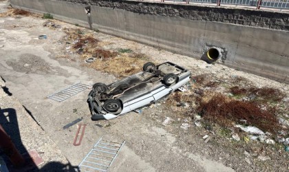 Kontrolden çıkan otomobil kanala düştü: 1 yaralı