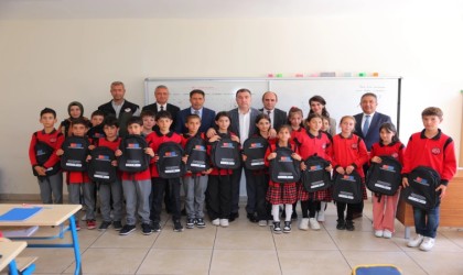 Köy okullarındaki öğrencilere çanta dağıtıldı