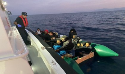 Kuşadasında 20 düzensiz göçmen kurtarıldı