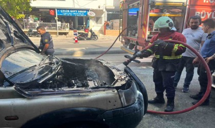 Kuşadasında park halindeki cip alev aldı