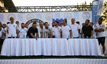 Kuşadasıspor yeni transferleri için imza töreni düzenledi