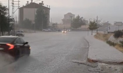 Malatyada sağanak etkili oldu, yollar göle döndü