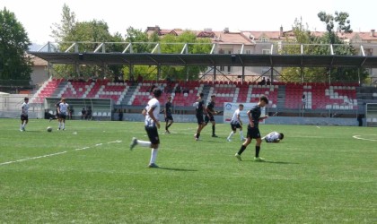 Marmariste 14.Uluslarası Junior Cup Futbol Turnuvasının ikinci etabı Vali Akbıyıkın başlangıç vuruşu ile başladı