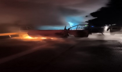 Mersinde seyir halindeki servis yandı